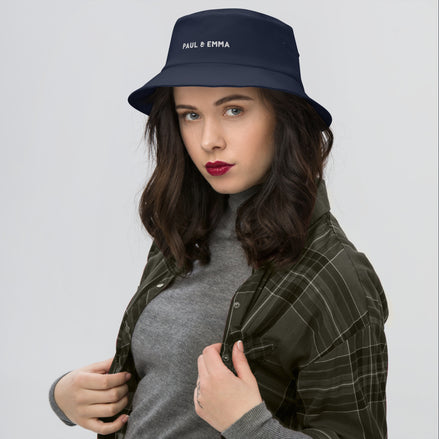Schwarzer Fischerhut Bucket Hat mit gesticktem Paul Emma Logo - stylischer Hut für Hundebesitzer