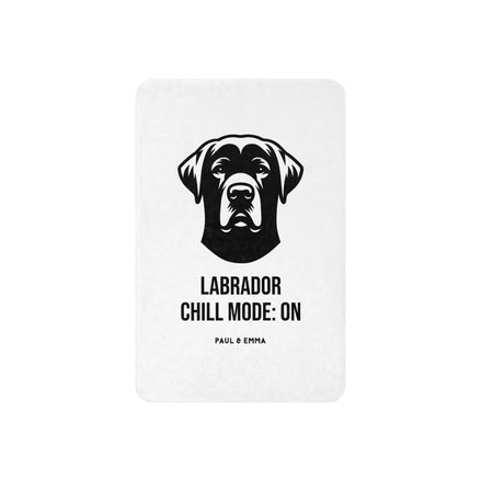 Weiße Sherpa-Decke mit schwarzem Labrador Chill Mode ON Design - Paul & Emma Breed Collection
